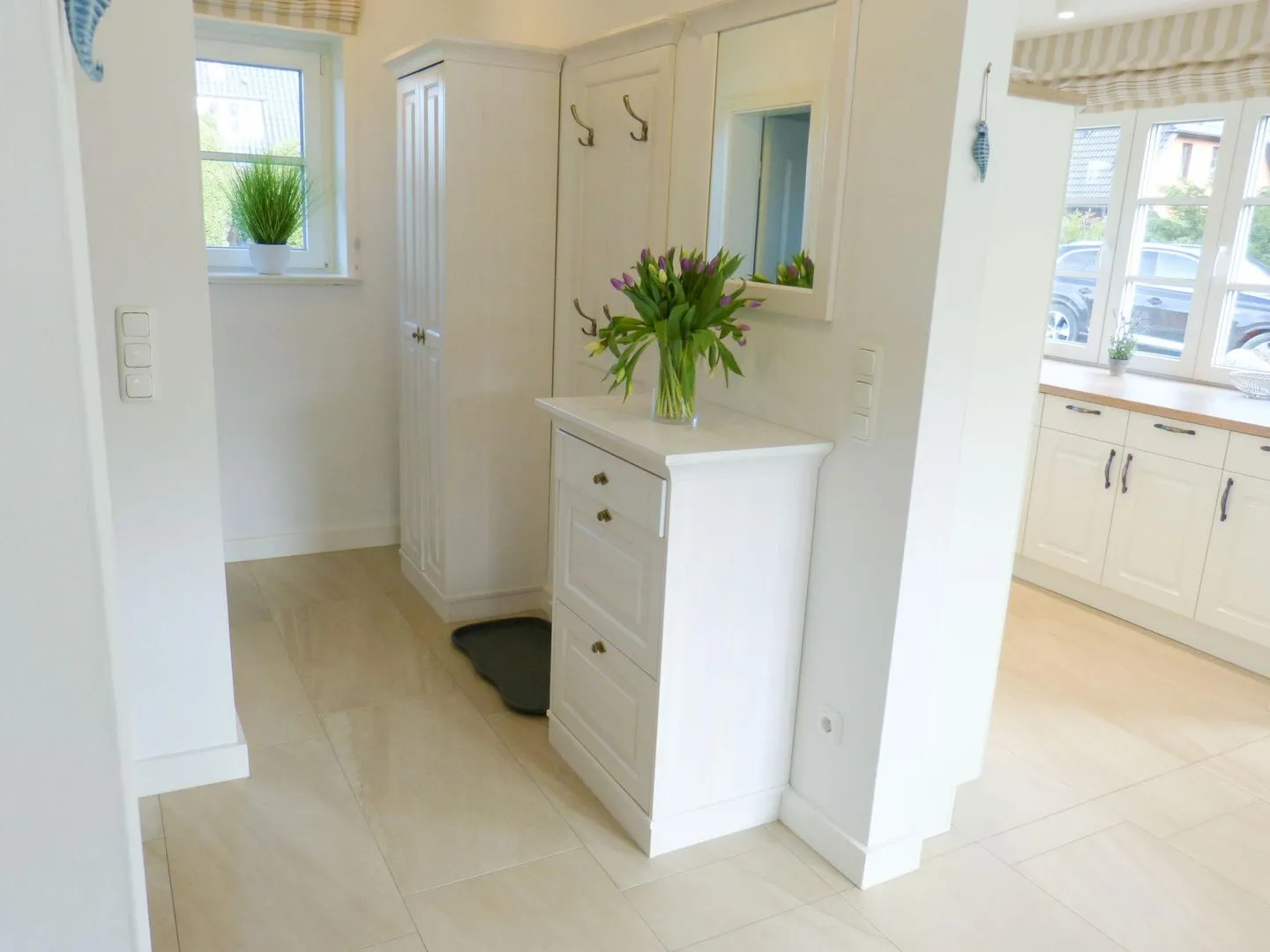 Heidehüs Friesenhaushälfte *Seepferdchen* Süddorf auf Amrum - Eingangsbereich mit Garderobe in der Ferienwohnung Seepferdchen in Süddorf auf Amrum