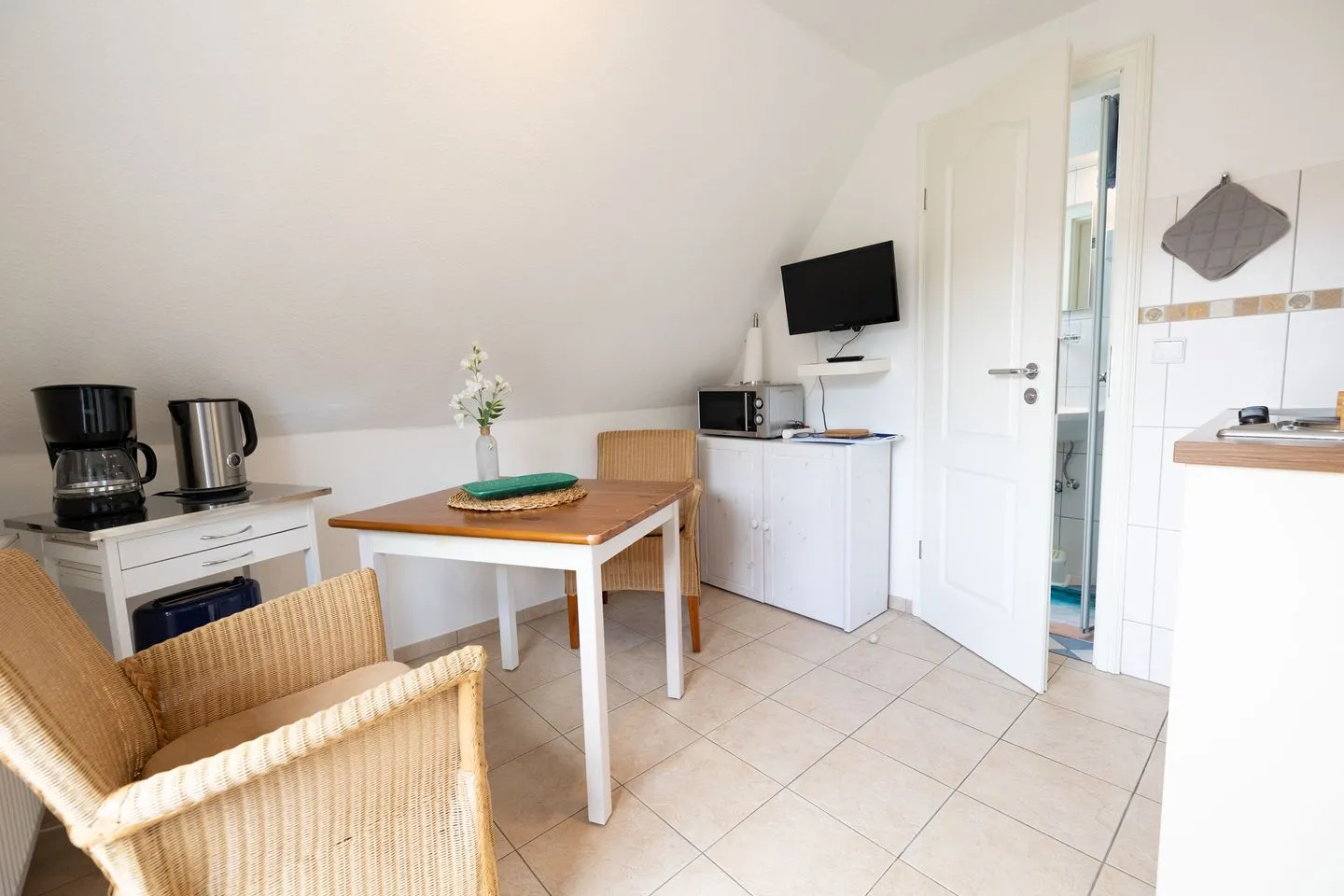 Haus Waltraud Ferienwohnung „Popenstuuv" Norddorf auf Amrum - Küche / Küchenzeile