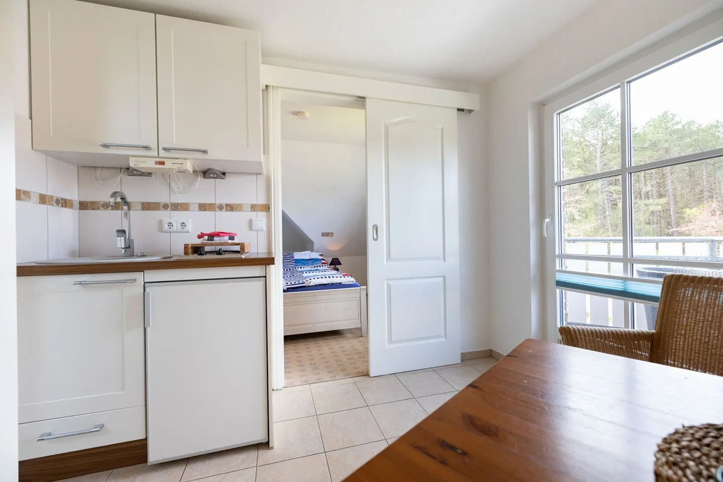 Haus Waltraud Ferienwohnung „Popenstuuv" Norddorf auf Amrum - Küche / Küchenzeile