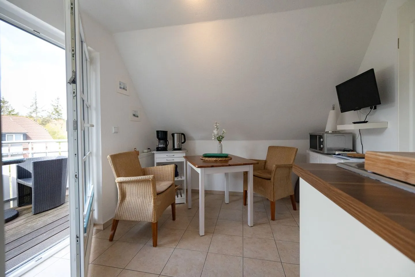 Haus Waltraud Ferienwohnung „Popenstuuv" Norddorf auf Amrum - Küche / Küchenzeile