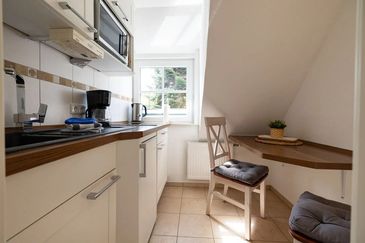 Haus Waltraud Ferienwohnung „Spelkasje" Norddorf auf Amrum - Küche / Küchenzeile