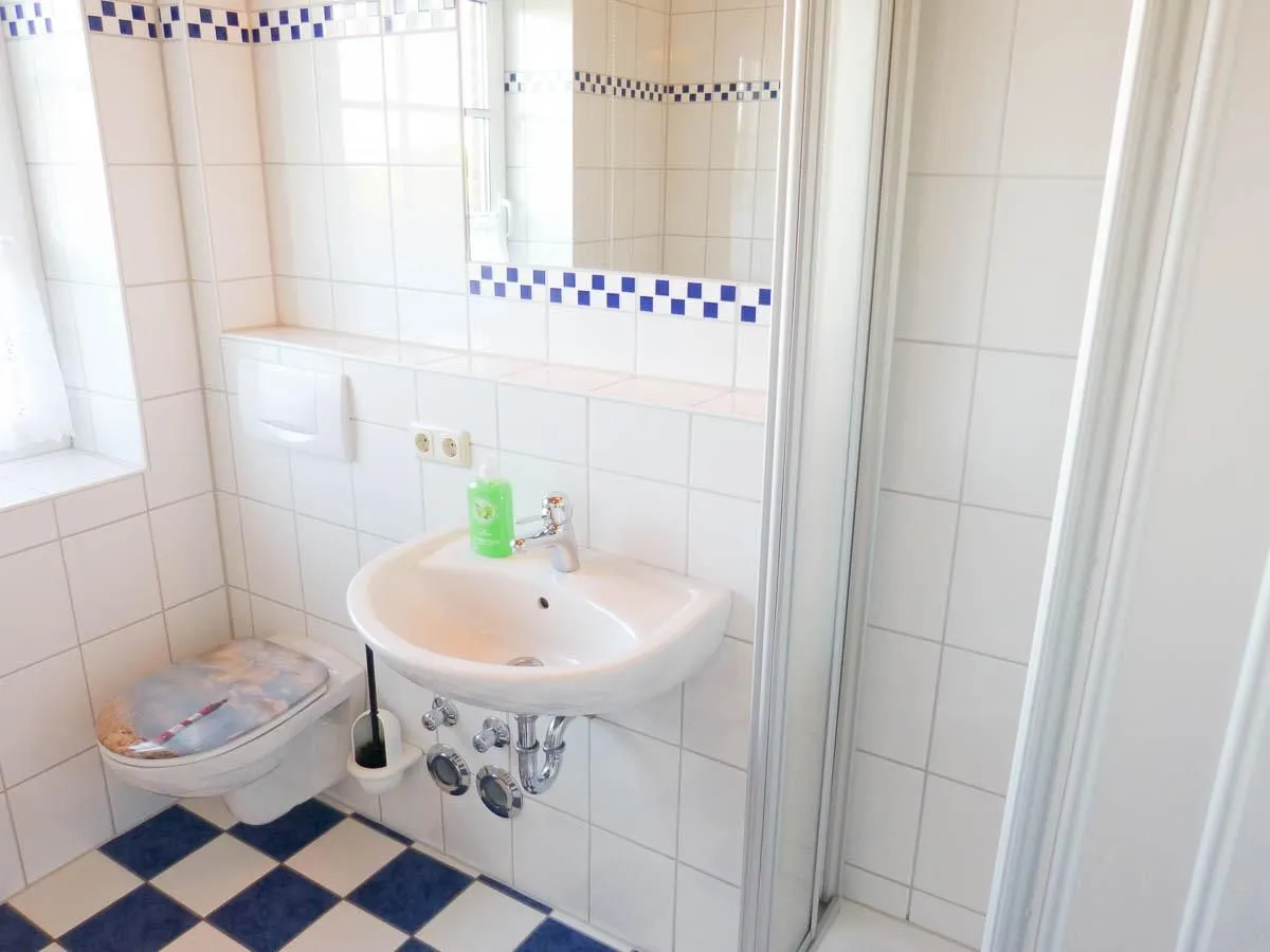 Haus Nordlicht Ferienwohnung *At Nuurdlacht* Nebel auf Amrum - Waschbecken und WC in der Ferienwohnung At Nuurdlacht in Nebel auf Amrum