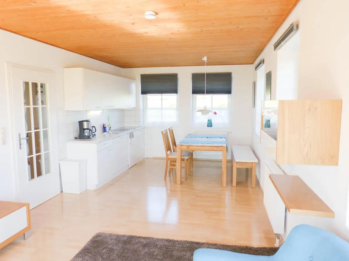 Haus Nordlicht Ferienwohnung *At Nuurdlacht* Nebel auf Amrum - Küchenzeile uns Esstisch in der Ferienwohnung At Nuurdlacht in Nebel auf Amrum