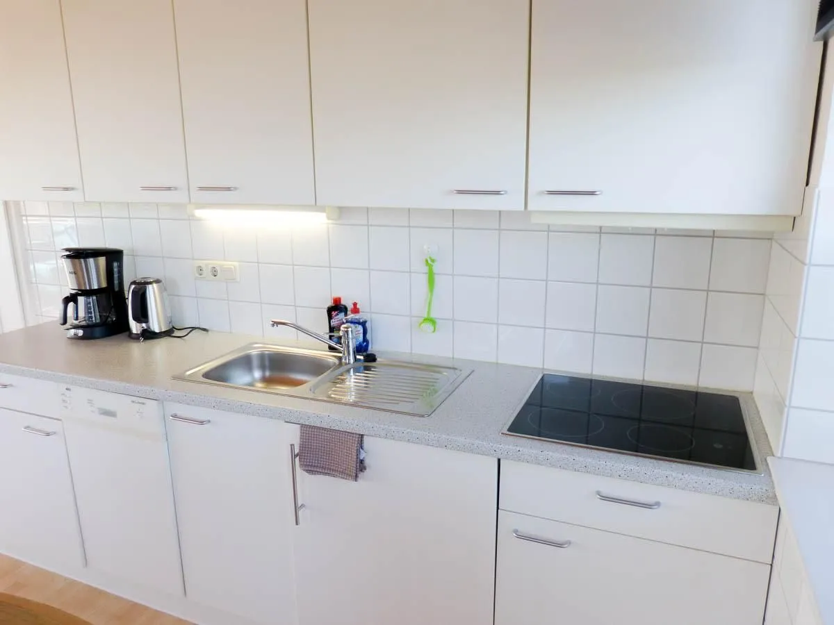 Haus Nordlicht Ferienwohnung *At Nuurdlacht* Nebel auf Amrum - Küche mit Ceranfeld in der Ferienwohnung At Nuurdlacht in Nebel auf Amrum