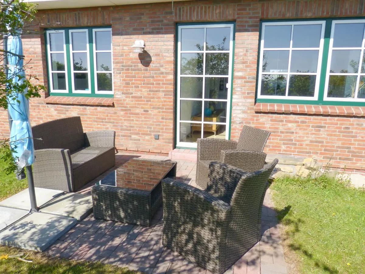 Haus Nordlicht Ferienwohnung *At Nuurdlacht* Nebel auf Amrum - Terrasse mit Möbeln an der Ferienwohnung At Nuurdlacht in Nebel auf Amrum
