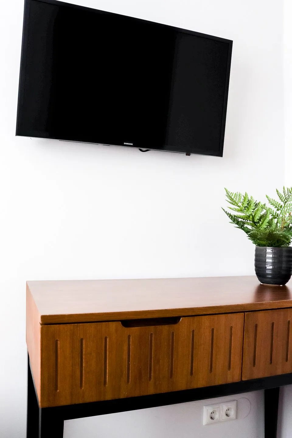 Strandnahe Ferienwohnung - sehr modern und hochwertig, Gartenzugang & Fahrradunterstellplatz Haffkrug - Scharbeutz - TV und Sideboard