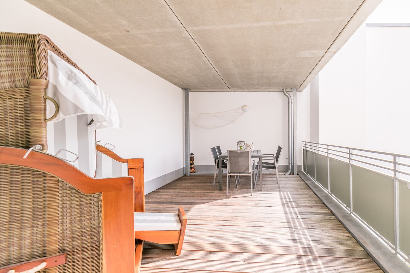 Bahnhofstraße 9, Büsumer Perlenherz, überdachter Balkon