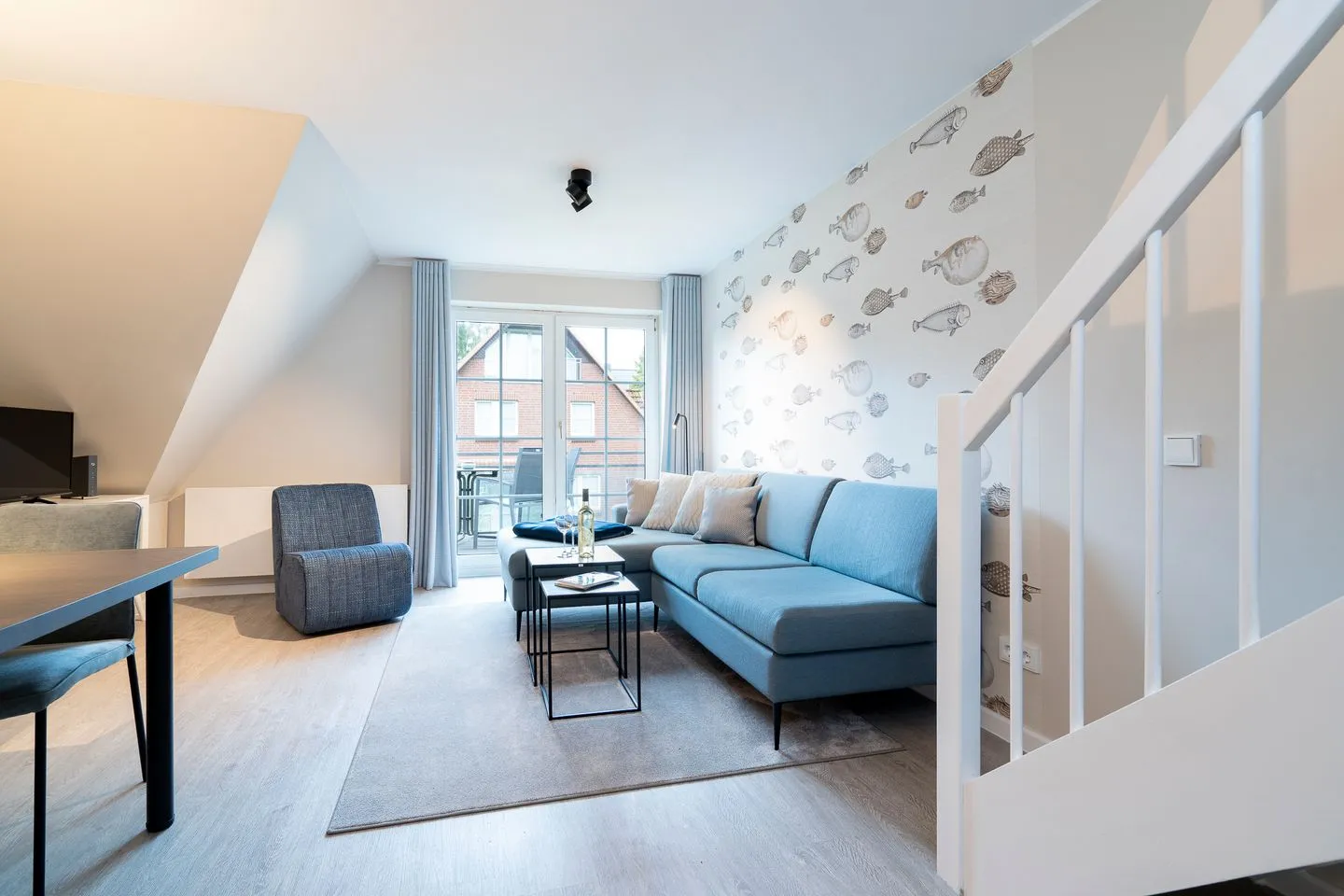 Gorch-Fock-Park Ferienwohnung "App. 31 Hygge" Timmendorfer Strand - Wohnzimmer, Sofa und Sessel mit Couchtisch
