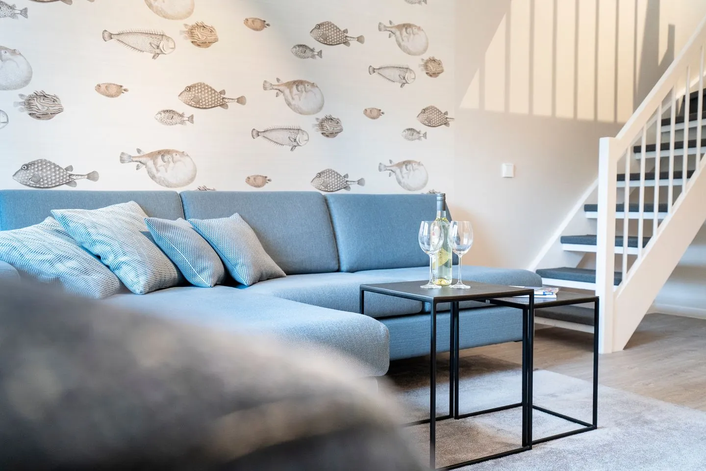 Gorch-Fock-Park Ferienwohnung "App. 31 Hygge" Timmendorfer Strand - Wohnzimmer, Sofa und Sessel mit Couchtisch