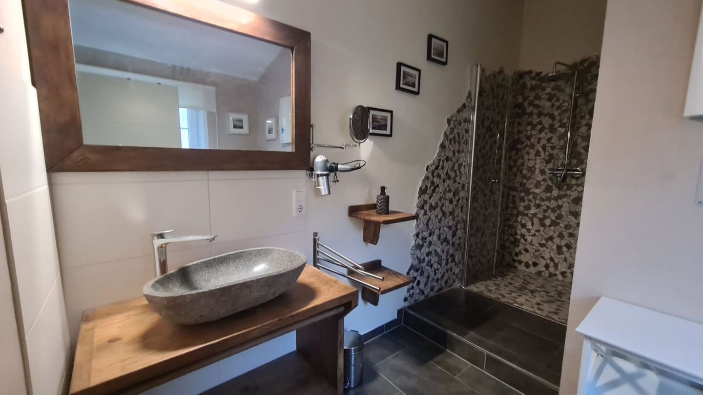  Geräumiges Ferienhaus mit Sauna, Glasfaser und herrlichem Blick in die Berge Hochsauerland - Badezimmer