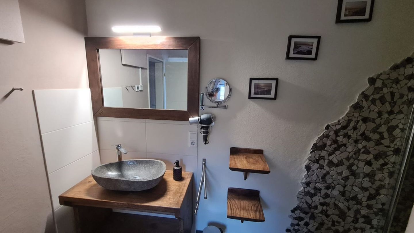  Geräumiges Ferienhaus mit Sauna, Glasfaser und herrlichem Blick in die Berge Hochsauerland - Badezimmer