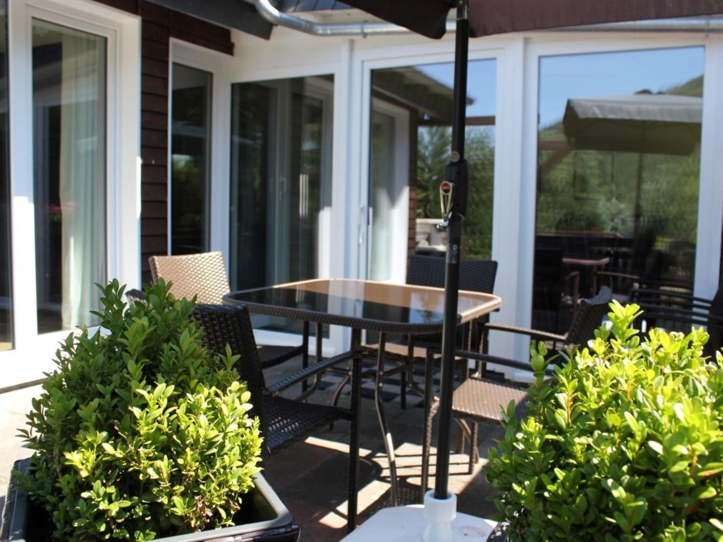  Geräumiges Ferienhaus mit Sauna, Glasfaser und herrlichem Blick in die Berge Hochsauerland - Terrasse