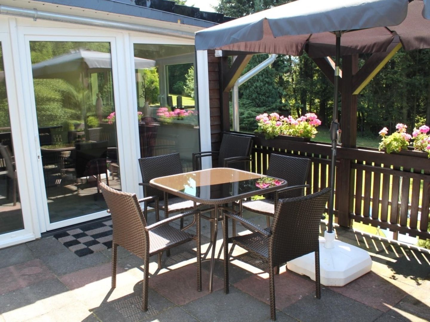  Geräumiges Ferienhaus mit Sauna, Glasfaser und herrlichem Blick in die Berge Hochsauerland - Terrasse