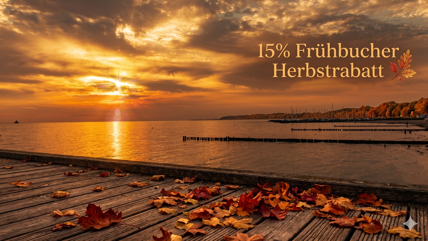 Blick aus den Dünen auf die Ostsee. In der Ferne ist der Leuchtturm am Darßer Ort zu sehen. 