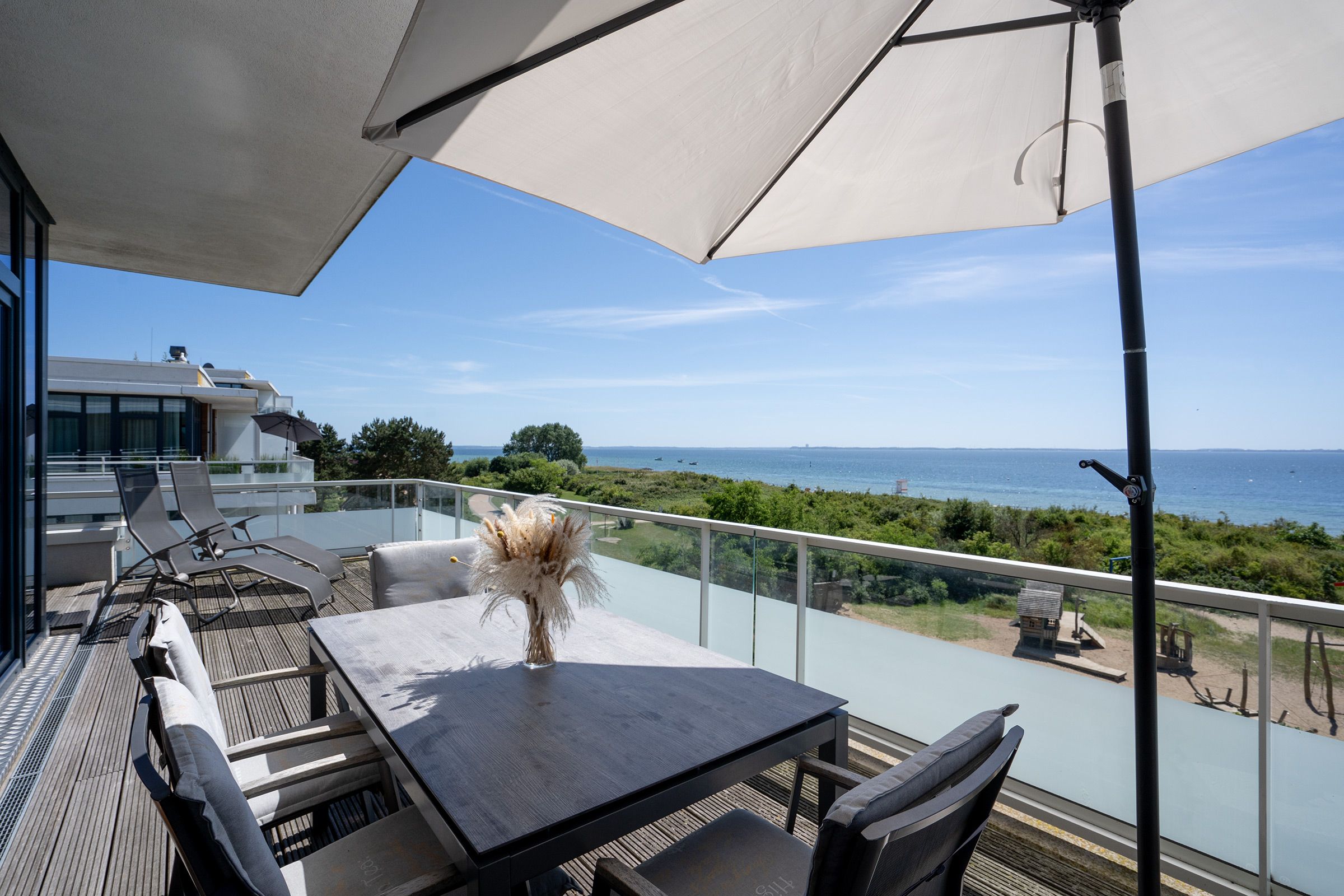 Strandfeeling das ganze Jahr – Ihr exklusives Penthouse mit Panorama-Meerblick.