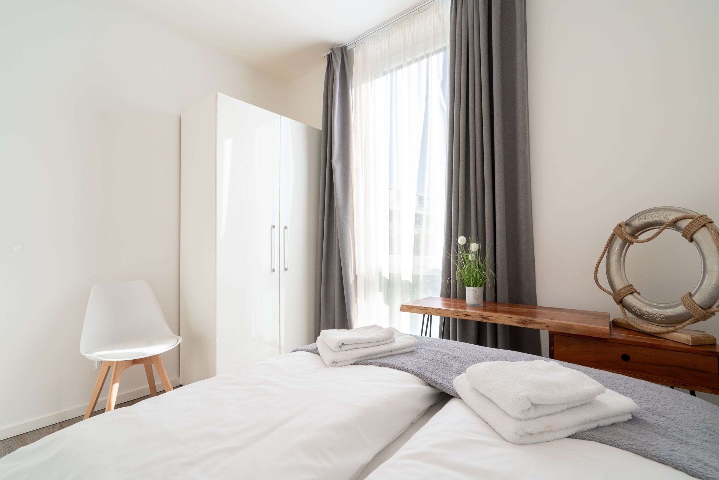 2. Schlafzimmer mit Schreibtisch