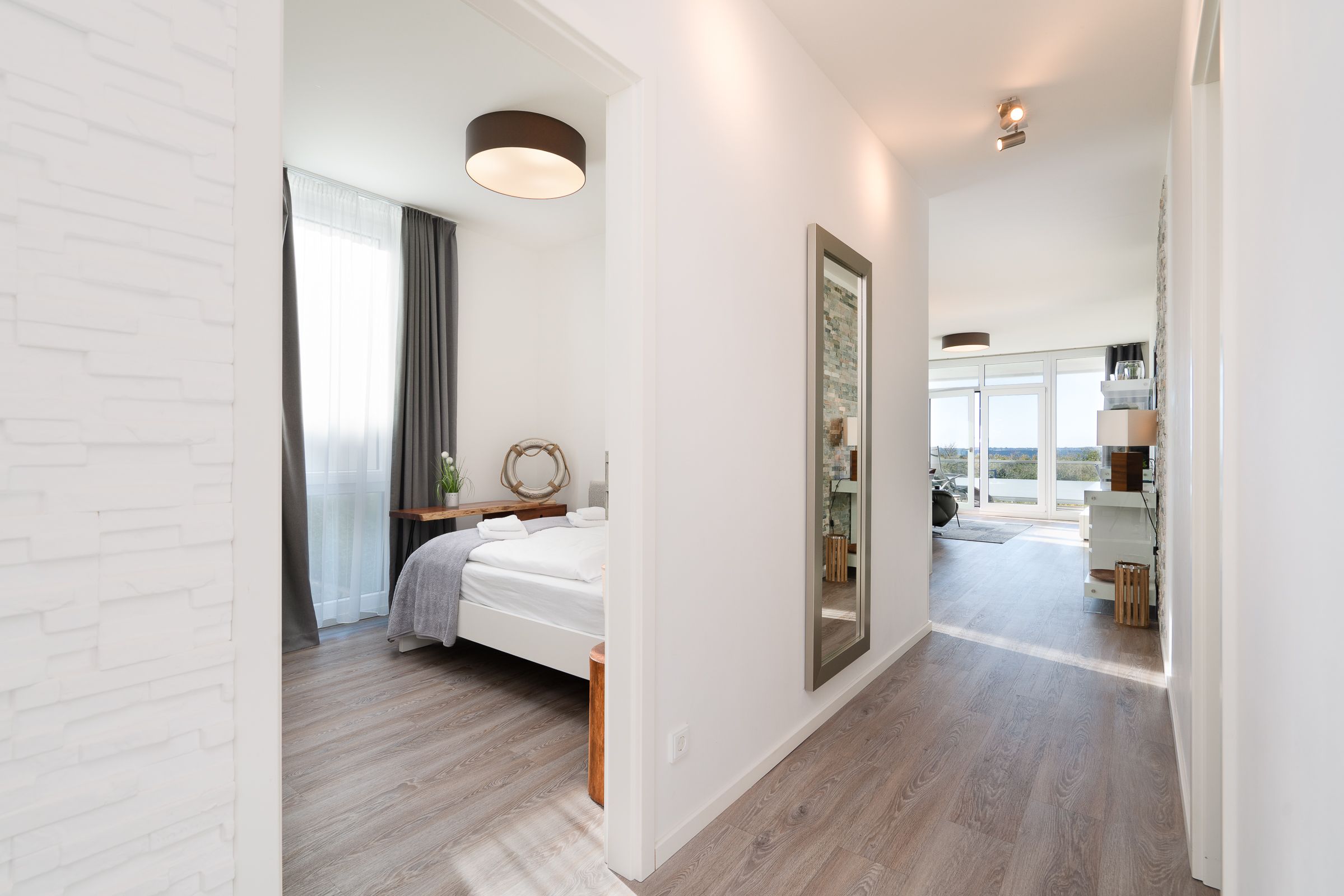 Flur mit Blick in den Wohnbereich und Schlafzimmer